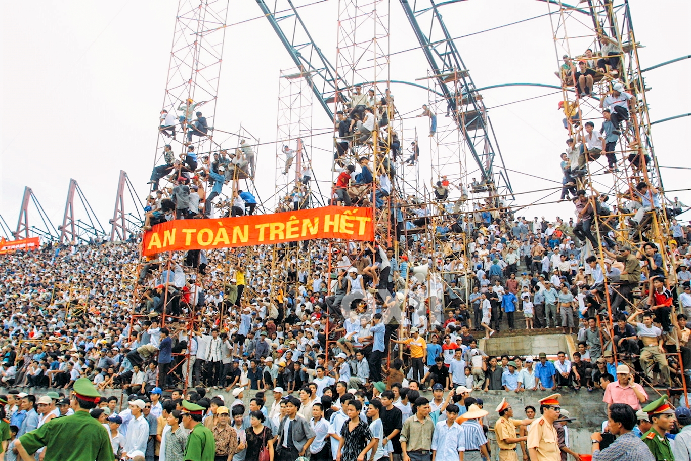 Hình ảnh đám đông cổ động viên chen chúc trên khán đài sân Thiên Trường trong trận đấu giữa Nam Định và Hoàng Anh Gia Lai năm 2004, cho thấy sức hút mãnh liệt của bóng đá đối với người hâm mộ nơi đây.
