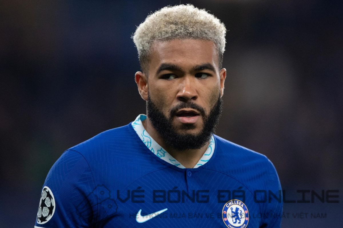 Hậu vệ cánh phải Reece James