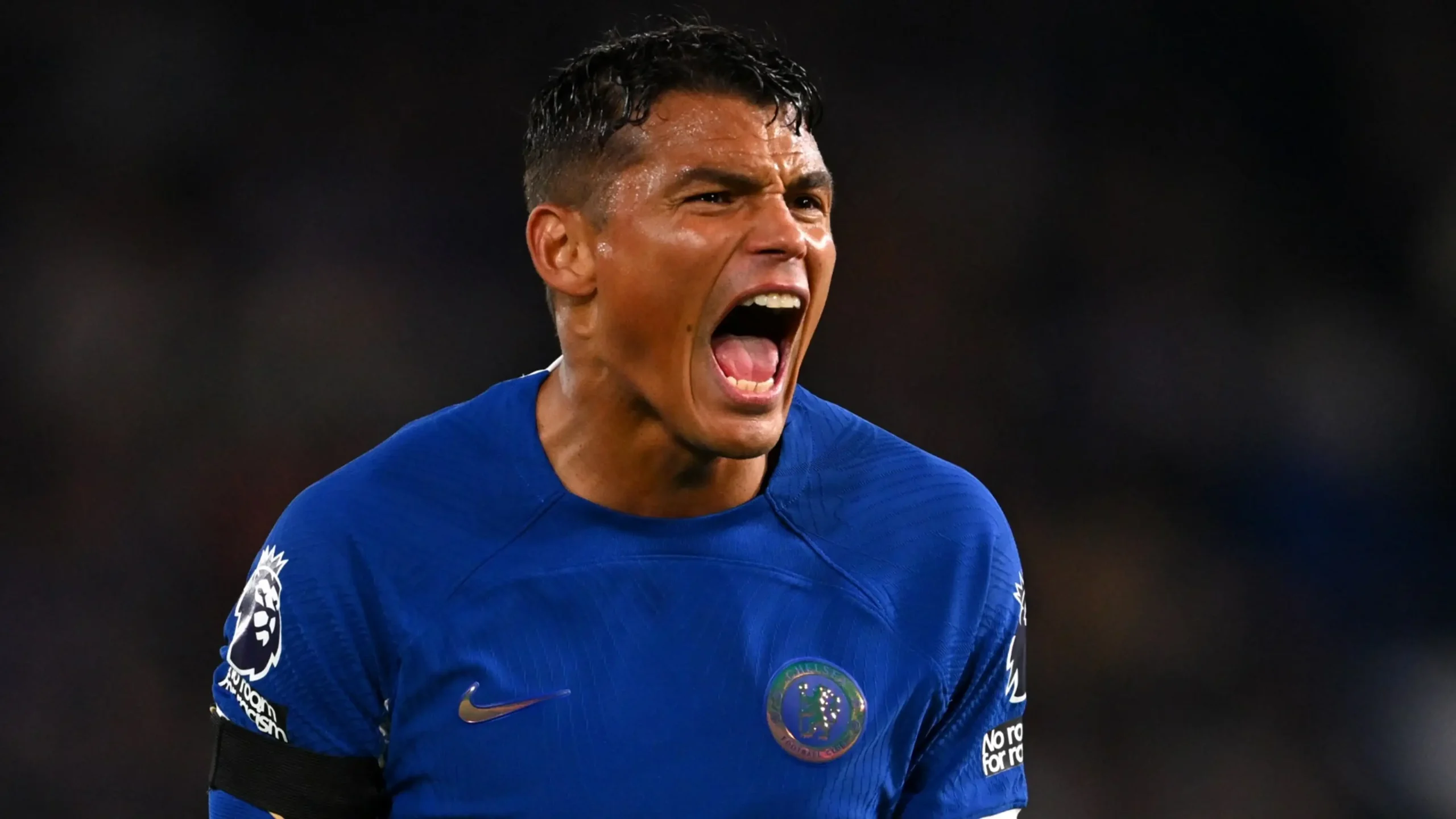 Thiago Silva trong màu áo Chelsea, thể hiện kinh nghiệm và khả năng lãnh đạo xuất sắc