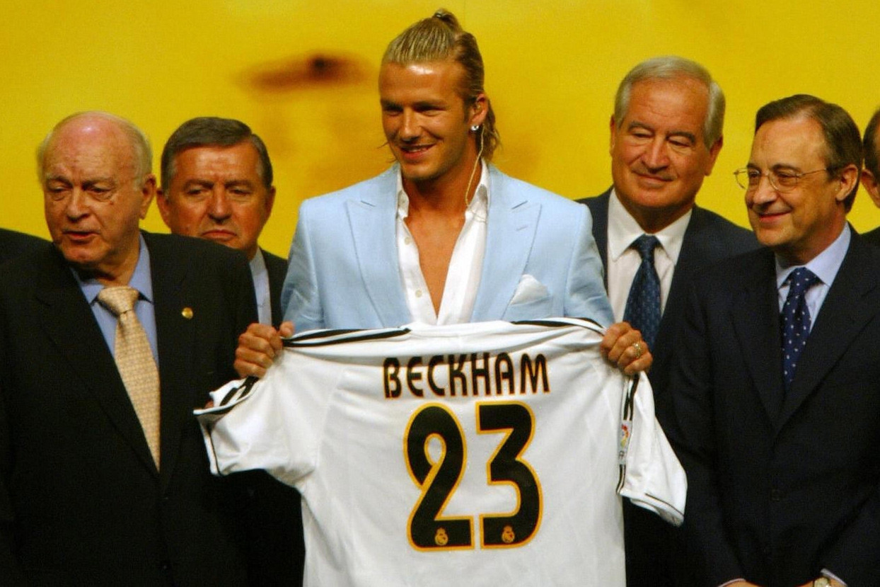 alt text: Beckham trong màu áo số 23 của Real Madrid, tranh chấp bóng với đối thủ